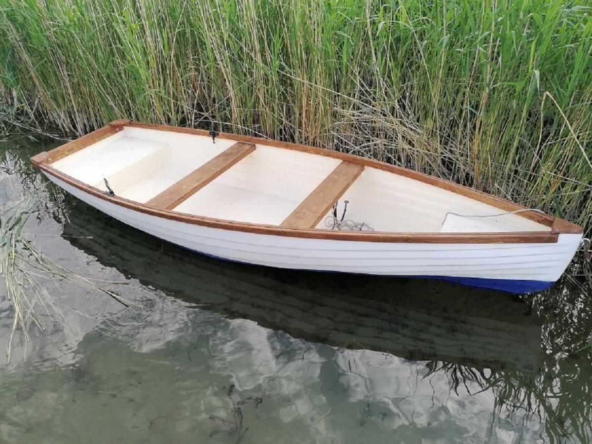7 Ferohelyes Haz Balatonfenyvesen A Totol 15 M-re Sajat Steggel Es Csonakkal Балатонфеньвеш